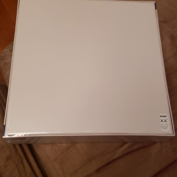 KAWS NGV STAY STEADY JIGSAW PUZZLE 2019 BRAND NEW 1000 PIECES - Picture 2 of 3